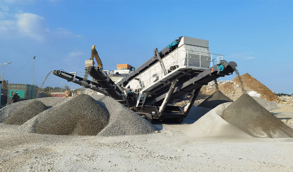 Track mounted mobile screener for efficient material screening and sorting in construction, mining, and aggregate industries
