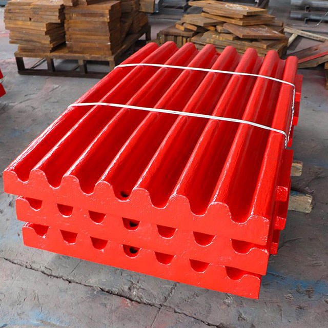 High-manganese steel jaw plates for jaw crushers, ensuring long wear life and strong crushing performance