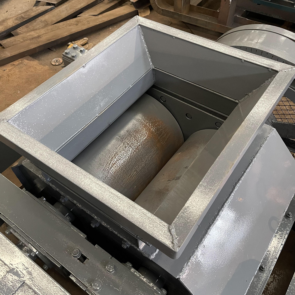 Heavy-duty twin roller crusher machine in operation