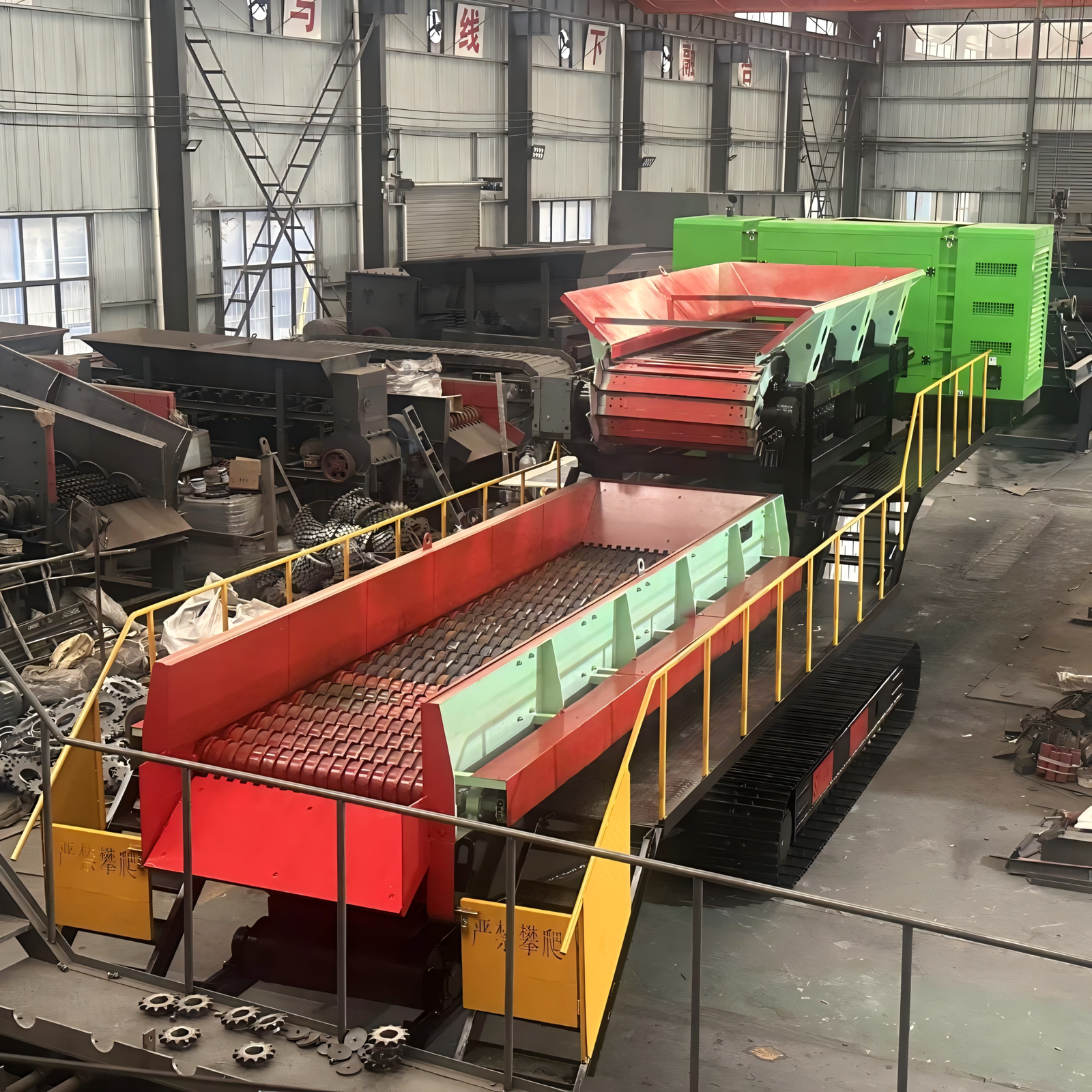 High-mobility crawler mobile roller screen processing bulk materials in quarrying operations