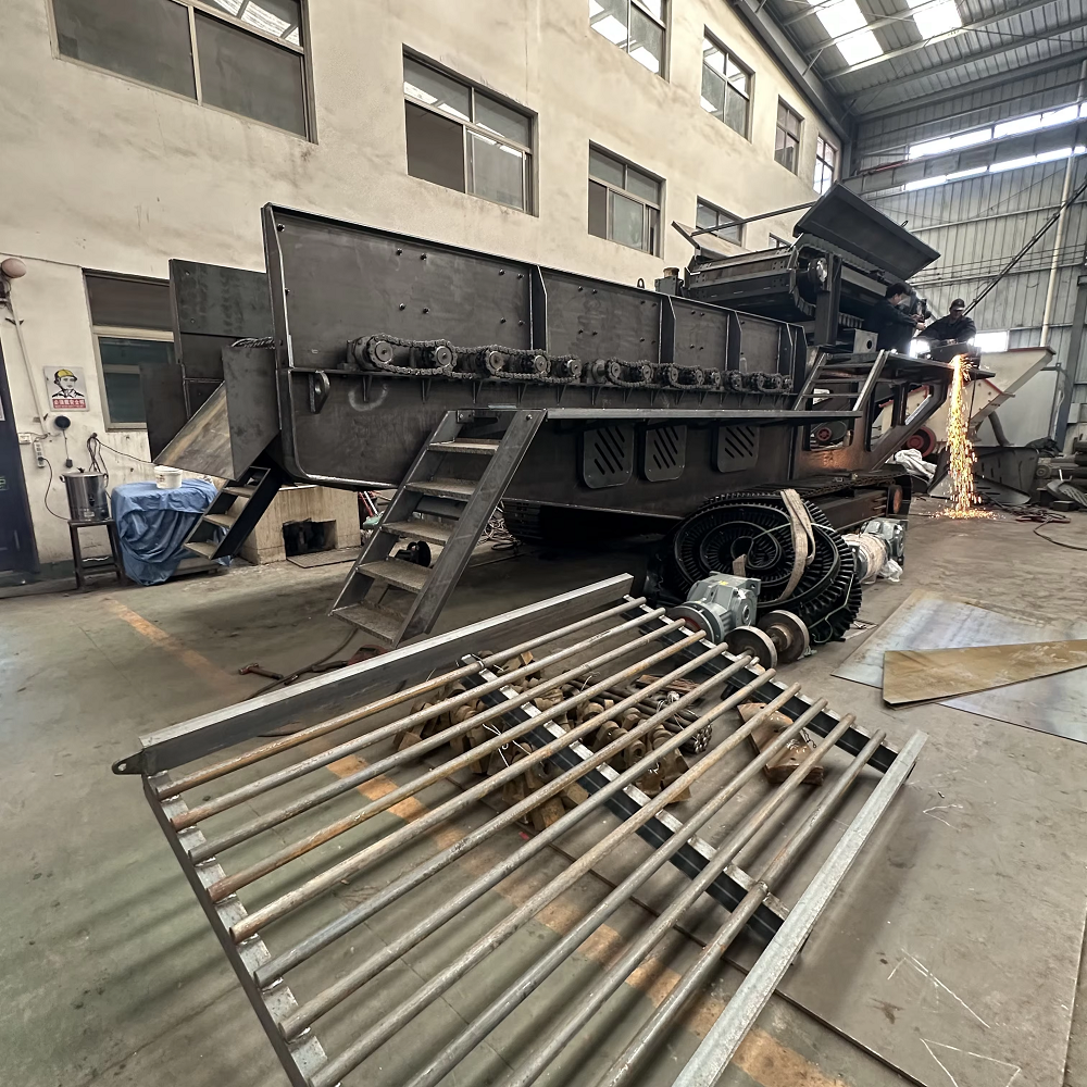 Crawler mobile roller screener on site - Mingyuan Machinery
