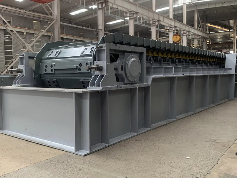 Heavy-duty apron feeder for primary material feeding in mining and quarrying