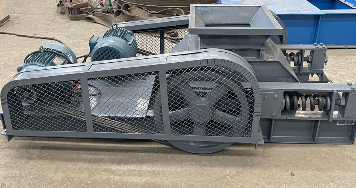 Double roller crusher with feed chute and discharge conveyor