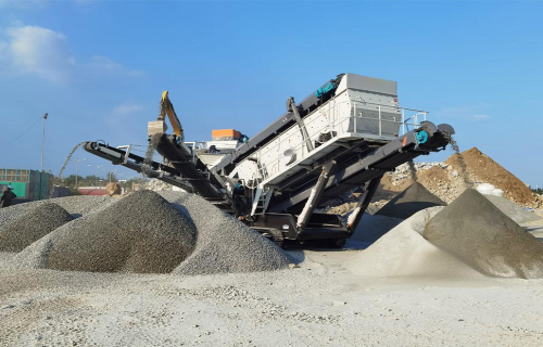 Track mounted mobile screener for efficient material screening and sorting in construction, mining, and aggregate industries